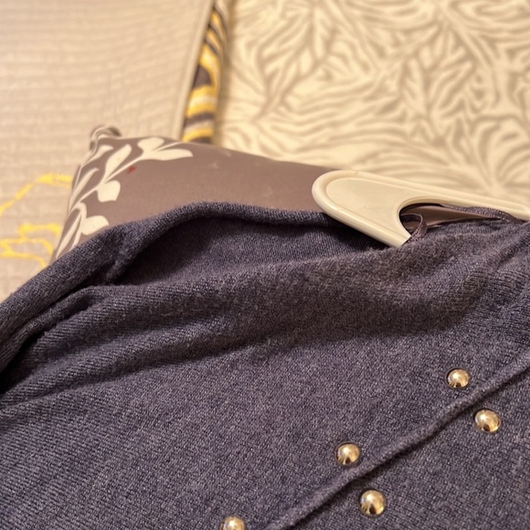 Open shoulder top Jennifer Lopez ,, soft knit with silver accents on both sides. - Picture 2 of 5